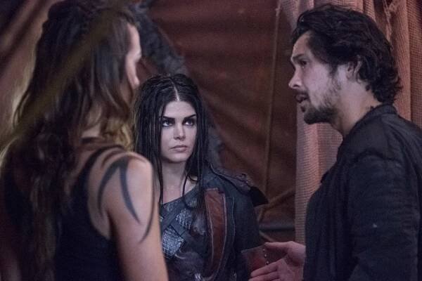 Prvních 100 - Exit Wounds - Z filmu - Marie Avgeropoulos, Bob Morley