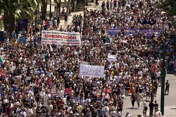 Masivní protesty v turistickém ráji Čechů! Z měst se stávají atrakce, místní nemají kde bydlet