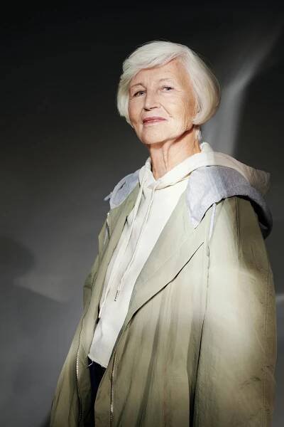 Základová fotografie na téma babička, bílá mikina, bílé vlasy, důstojný, elegantní, kabát, ležérní oděv, měkké osvětlení