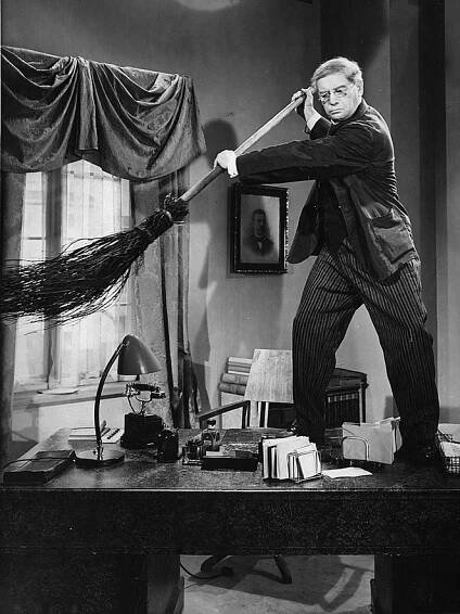 August järjestää kaiken - Z filmu - Aku Korhonen