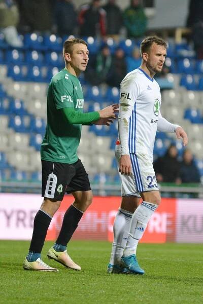 Fotbal stojí, peníze netečou. Ligoví hráči jdou s platem dolů o desítky procent