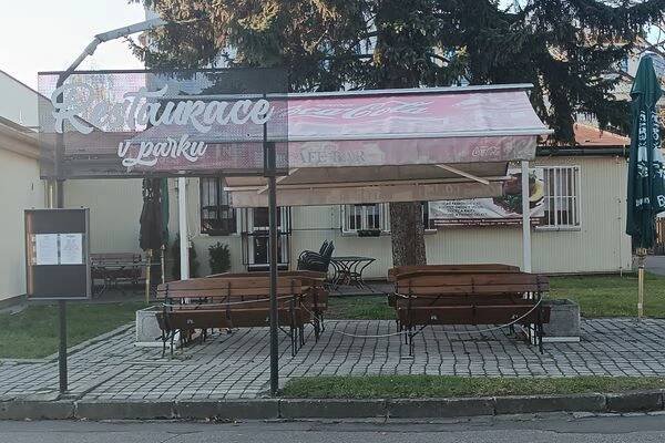 Restaurace v parku foto 1