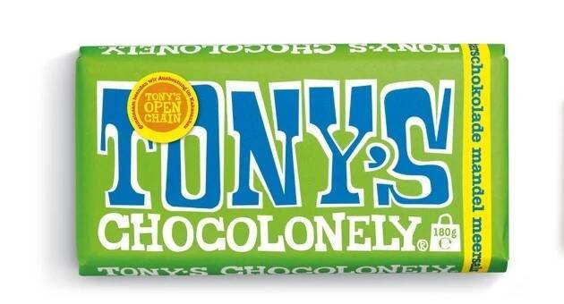 Produktrückruf: Tony's Chocolonely ruft bestimmte Chargen seiner Zartbitter-Mandel Meersalz-Tafelschokolade zurück / Verbraucher:innen sollten vor dem Genuss Chargennummern überprüfen.