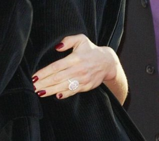 Galerie: Zamilovaný Beckham dal Victorii hned 15 zásnubních prstenů. Jaké jsou? | Elle.cz