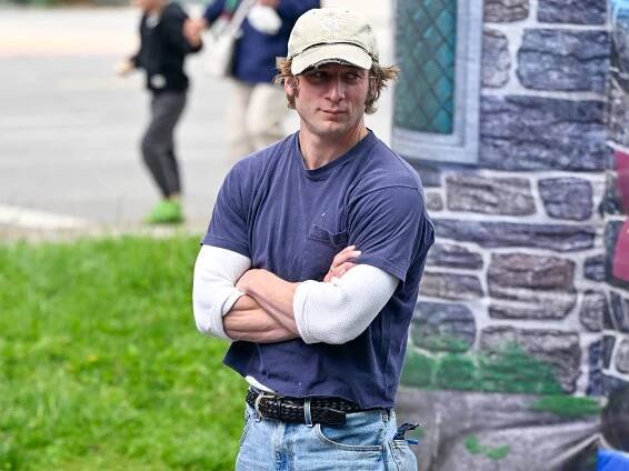 Jeremy Allen White just put on a clinic in lo-fi sexy menswear