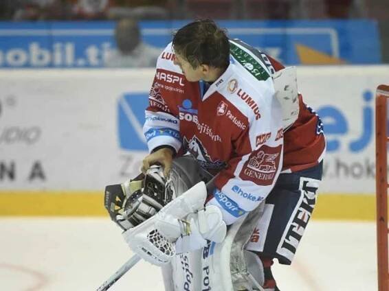 Brankář Pardubic Jakub Štěpánek.