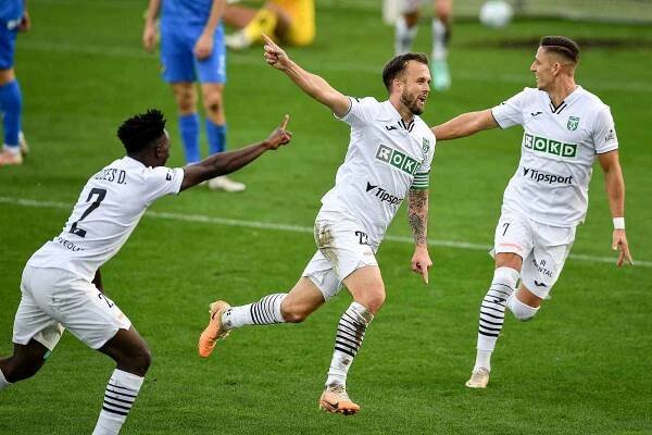 14. kolo první fotbalové ligy: MFK Karviná - FC Baník Ostrava, 5. listopadu 2023 v Karviné. (střed) Radost Lukáš Budínský z Karviné.