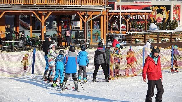 FOTOGALERIE: Najdete se? Na sjezdovku na Skalce u Ostravy zamířili první lyžaři