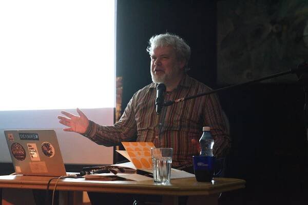 Publicista Pavel Klusák představil ve společenském domě svůj pohled na Semafor