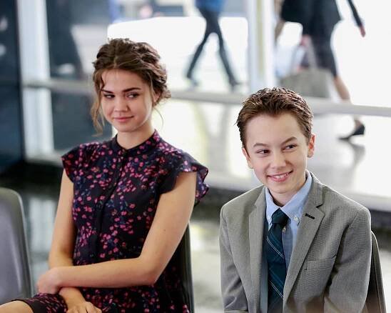 Fosterovi - Den adopce - Z filmu - Maia Mitchell, Hayden Byerly