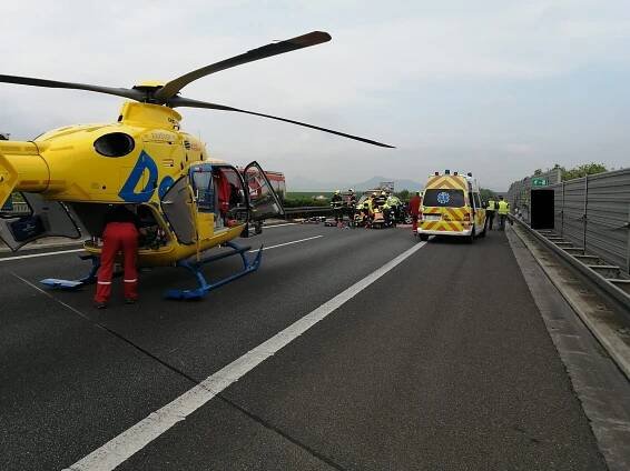 Při nehodě osobáku a motorky na D8 se zranili dva lidé, zasahoval vrtulník