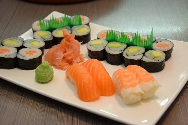 Running sushi pro dva v podniku Ginza na Floře