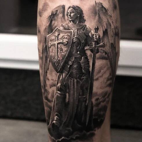 Tetování archanděl s mečem, symbol kříž na lýtko
