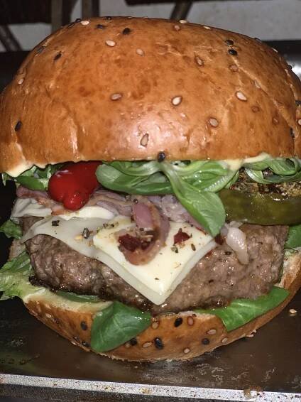 Poctivý burger v zahradní restauraci ve Štruncových sadech: 3 druhy