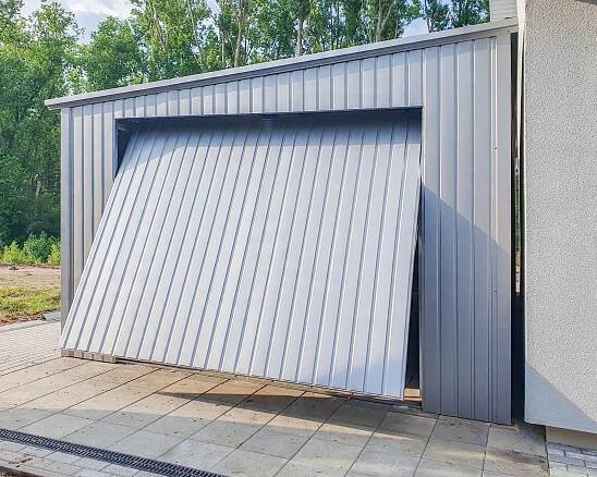 Plechova garáž 4,5x9m - výklopná vrata - dveře - hliník střecha bočni spád Kód výrobce TS705