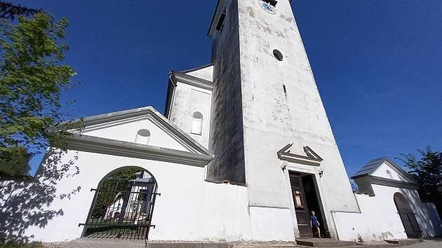 Kostel a fara v Sedloňově čekají na záchranu. Náklady na opravu rostou