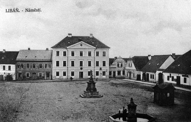 Libáň, náměstí s radnicí; před rokem 1911 (sbírka Jiřího Fiedlera).