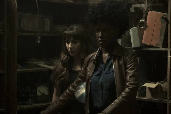 Dirk Gently's Holistic Detective Agency - Watkin - Z filmu - Hannah Marks, Jade Eshete
