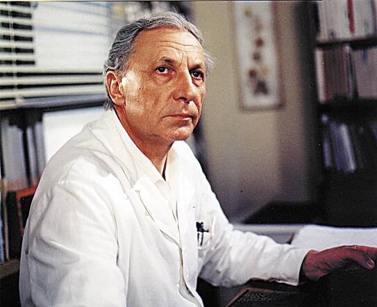 1977: Primář Sova. Takhle znáte Chudíka ze slavného seriálu Nemocnice na kraji města.