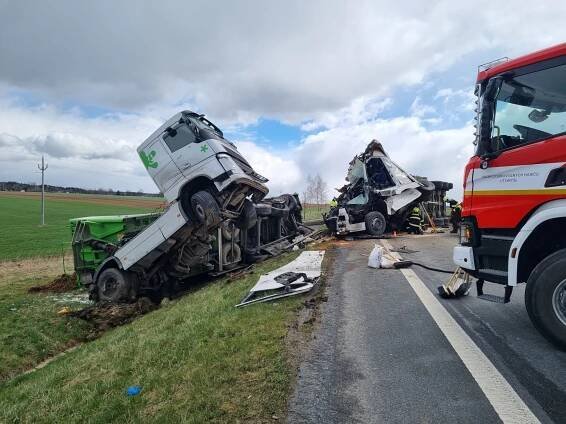 Čelní srážka dvou kamionů u Janova si vyžádala těžké zranění řidiče.