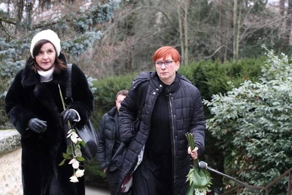 Poslední rozloučení s dabérem Pavlem Vondrou (†54): Felixe Slováčka dovnitř nepustili!