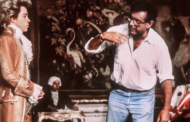 FOTO: Herec Tom Hulce a režisér Miloš Forman v dokumentu Forman vs. Forman (2019). – stránka 17