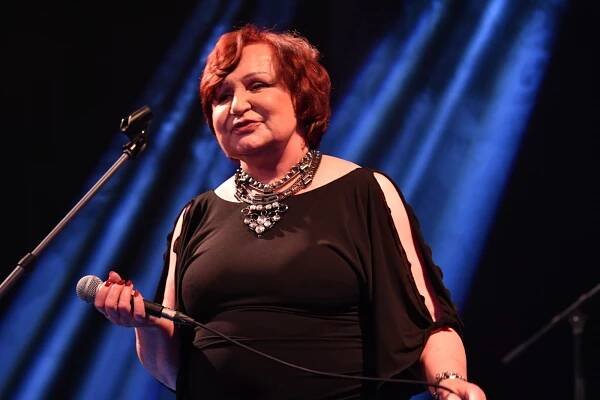 Podívejte se: Městský ples v Hořovicích roztančila zpěvačka Petra Janů