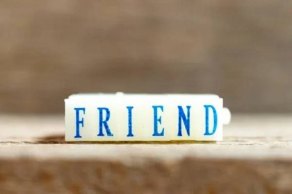 Dopis blok s modrou barvou slovo přítel na pozadí dřeva — Stock obrázek