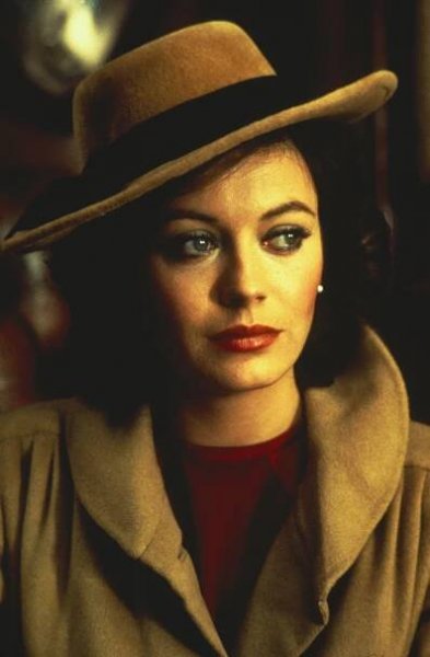 Ve válečném konfliktu - Z filmu - Lesley-Anne Down