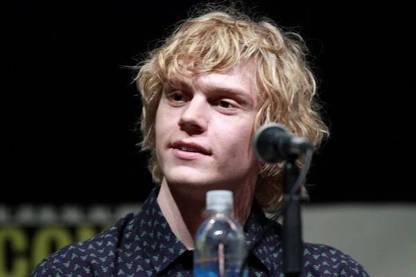 Herec Evan Peters získal Zlatý glóbus za roli Jeffreyho Dahmera: „Doufám, že z této role vzešlo něco dobrého“