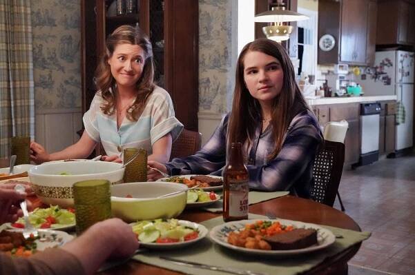 Zoe Perry, Raegan Revord - Malý Sheldon - A New Home and a Traditional Texas Torture - Z filmu