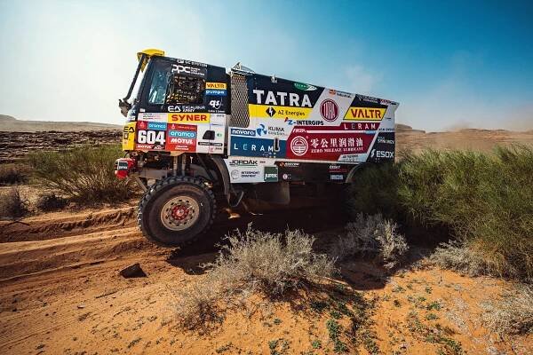 MOTORMIX - První etapa Rallye Dakar: Třetí místa pro Valtra s Klymčiwem, Schareinův konec