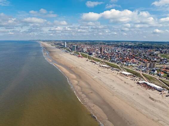 Anténa z města Zandvoort aan Zee u Severního moře v Nizozemí stock fotka