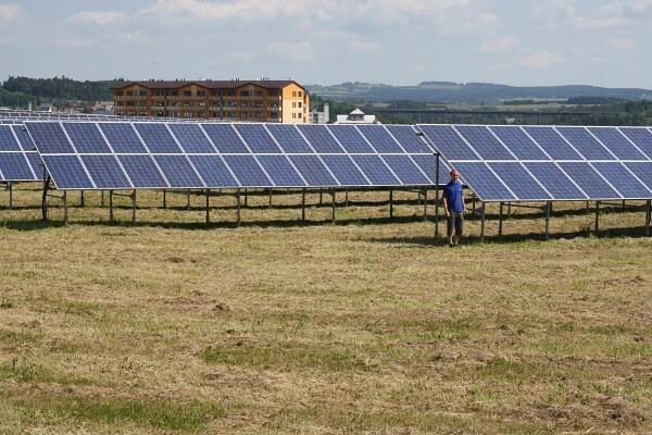 Sluneční elektrárna v Meziříčí se otevřela veřejnosti