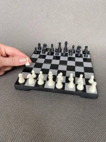Magnetické cestovní šachy   - undefined