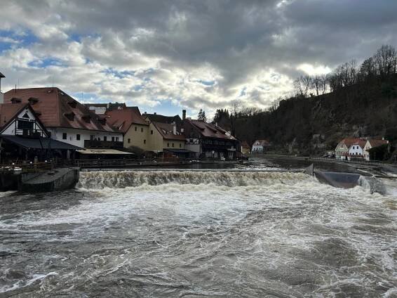 Český Krumlov se připravuje na možnou povodeň. V okolí řeky jsou pytle s pískem