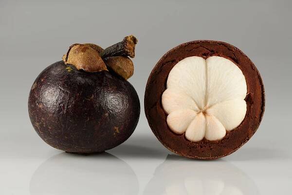 File:Mangosteens - whole and opened.jpg - Wikimedia Commons