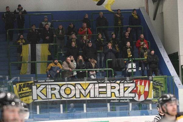 Kroměřížští hokejisté (bílé dresy) v úvodním finále play-off Krajské ligy jižní Moravy a Zlína podlehli domácímu Hodonínu 2:5.