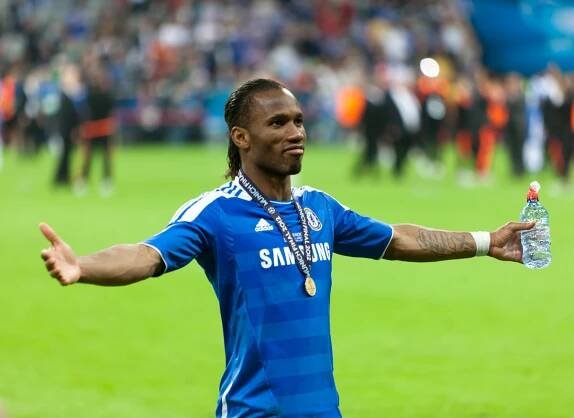 Legendární Drogba děkuje hráčům PSG i Basaksehiru za opuštění hřiště - Ruik.cz