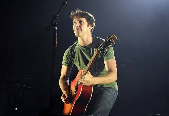 Omlouvám se pánům v sále, ale dneska asi žádný sex doma nebude, vtipkoval James Blunt na pražském koncertě