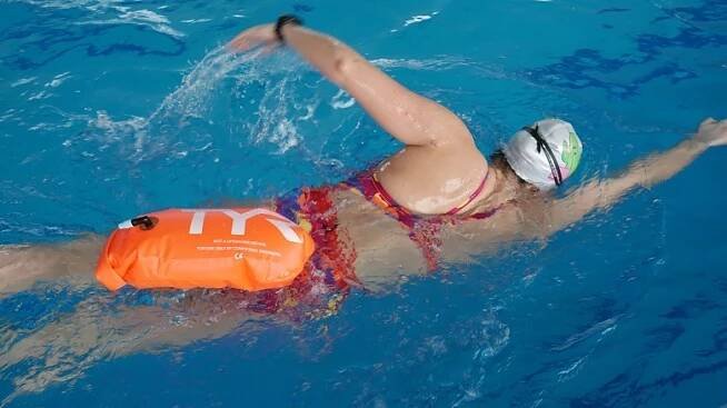 Vyzkoušeli jsme plaveckou bójku Tyr Safer Swimmer | Swimaholic.cz