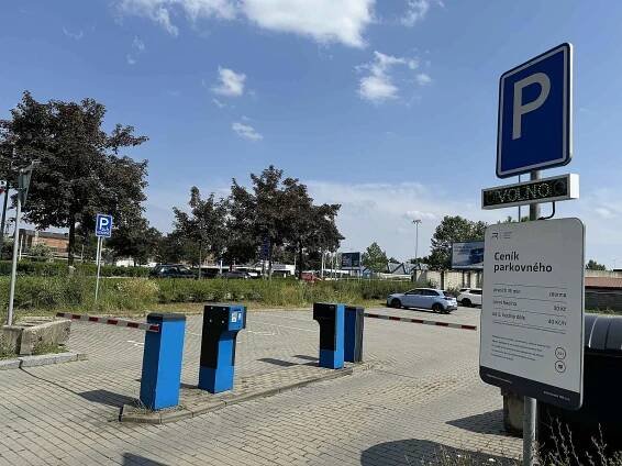 Parkoviště u RCO, Fibichova ulice. Ceník: prvních 15 minut zdarma, 1. hodina 30 Kč, od 2. hodiny 40 Kč/hodina.
