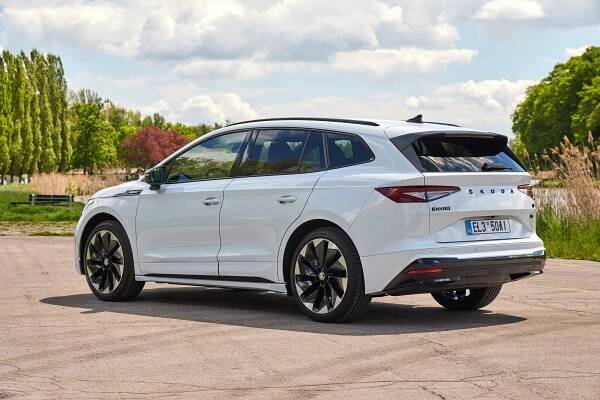 Kombinovaný výkon verze iV 80x činí 195 kW a točivý moment je 425 N.m. Výkony obou motorů totiž nelze jednoduše sčítat. | Škoda Enyaq iV 80x Sportline Foto: Škoda Auto