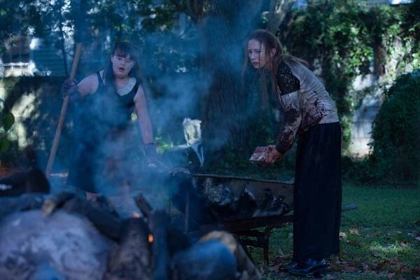 American Horror Story - Hoř, babo, hoř! - Z filmu - Jamie Brewer, Taissa Farmiga