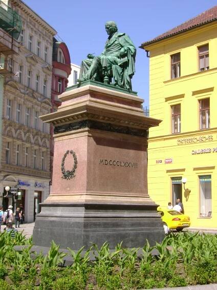 Soubor:Josef-Jungmann-Statue-Prague2011c.jpg