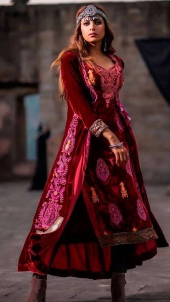 10 Times Sargun Mehta gave fashion goals in her songs