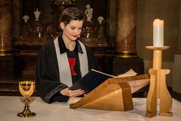 Rychlá zpověď - farářka Martina Viktorie Kopecká: Farář musí být trochu divný | LP-Life.cz