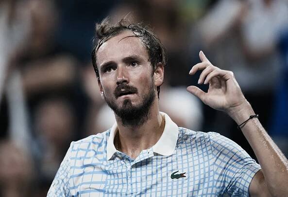Skandál na US Open. Fotograf vtrhl na kurt, Daniil Medveděv šílel