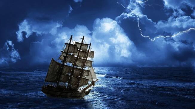 Pirátská loď vznášející se během bouře - online puzzle