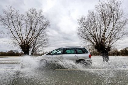 Ilustrační foto - Automobil projíždí po silnici zaplavené vodou z rozvodněné řeky Orlice mezi Krňovicemi a Třebechovicemi pod Orebem, 6. února 2024, Královéhradecko. 
